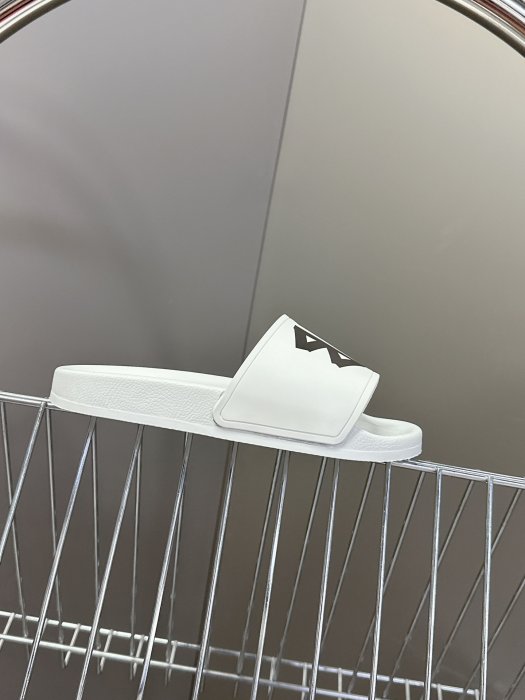 Шлепанцы фото 5