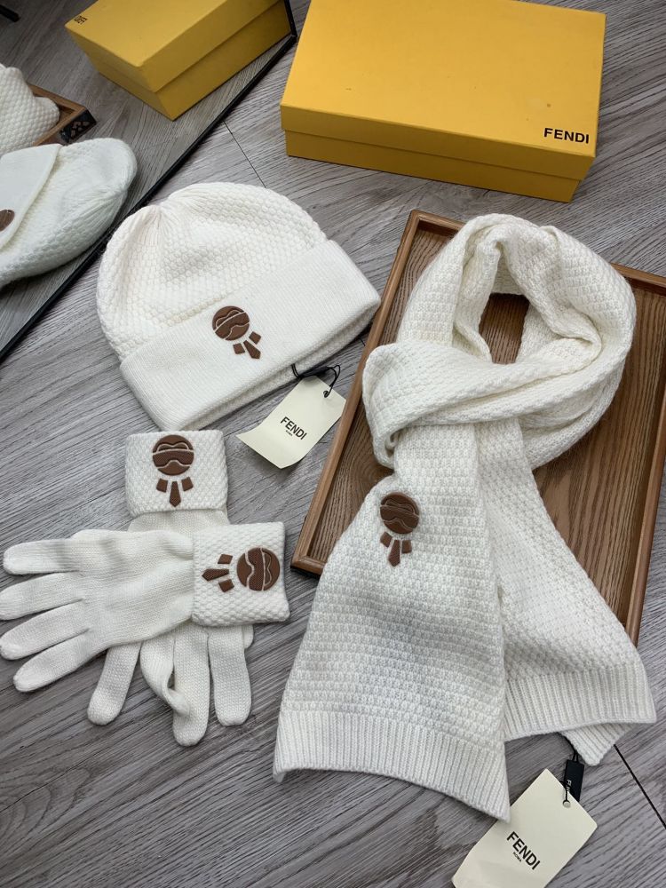 Комплект зимний шапка, перчатки. шарф шерстяные фото 8