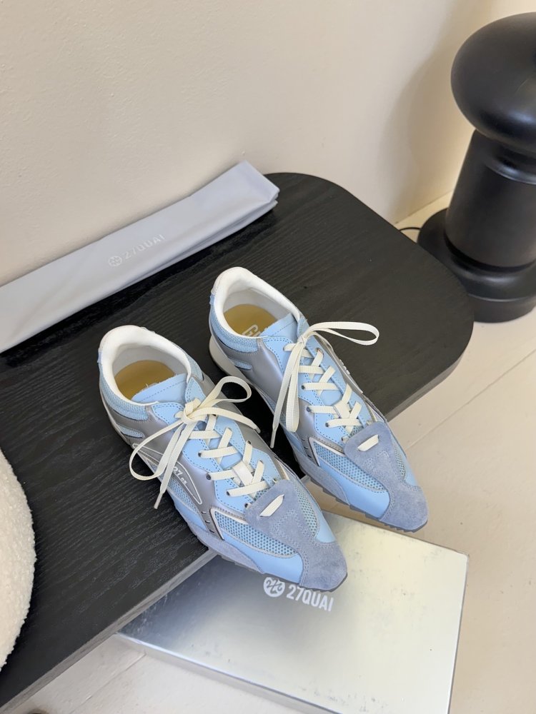 Кросівки жіночі