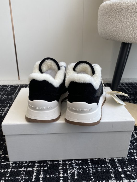 Sneakers women's on fur фото 8