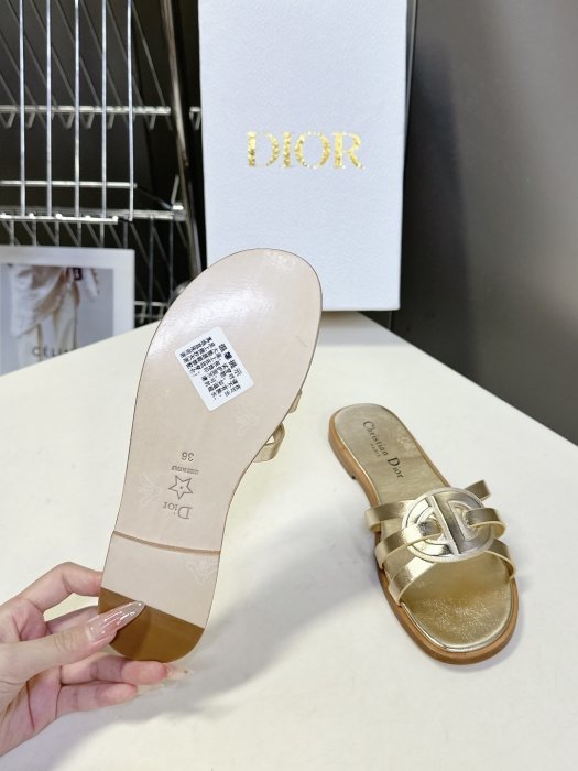 Шльопанці жіночі фото 9