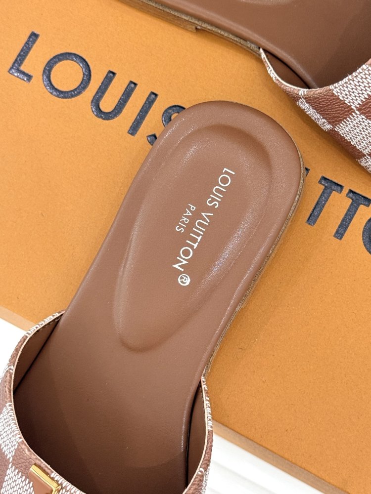 Шлепанцы женские фото 8