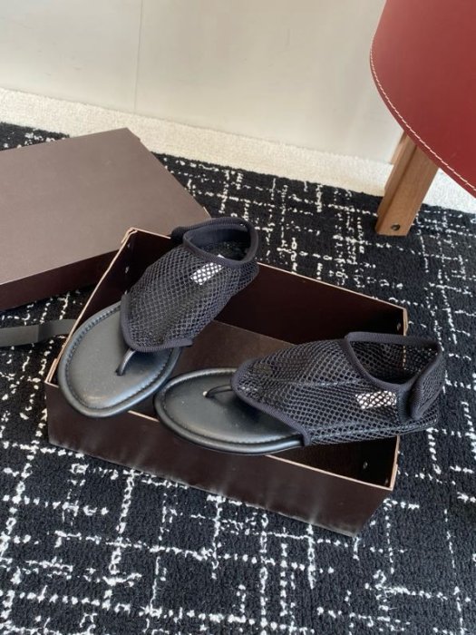 Сандалі жіночі