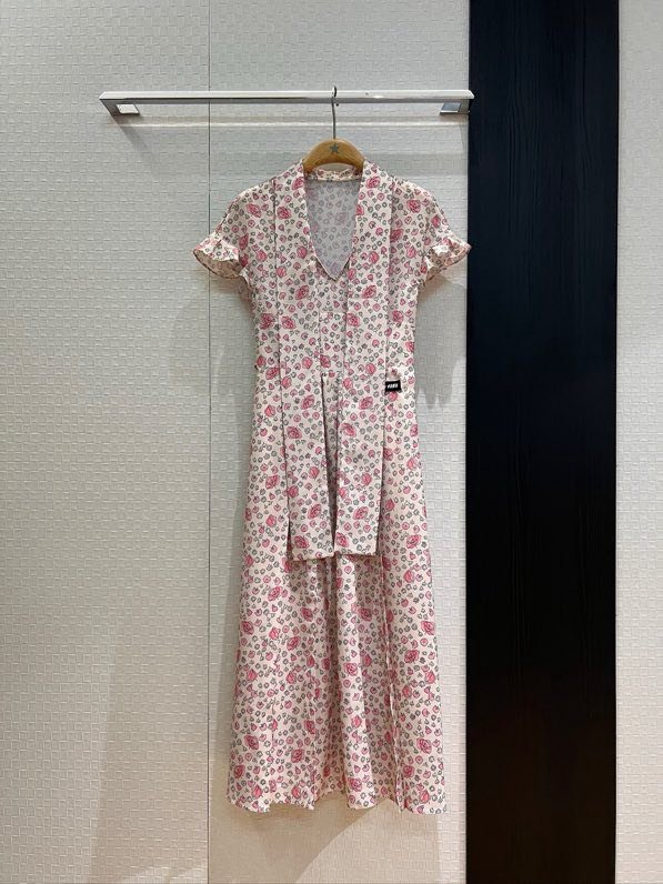 Платье с рукавами фонариками и принтом роз