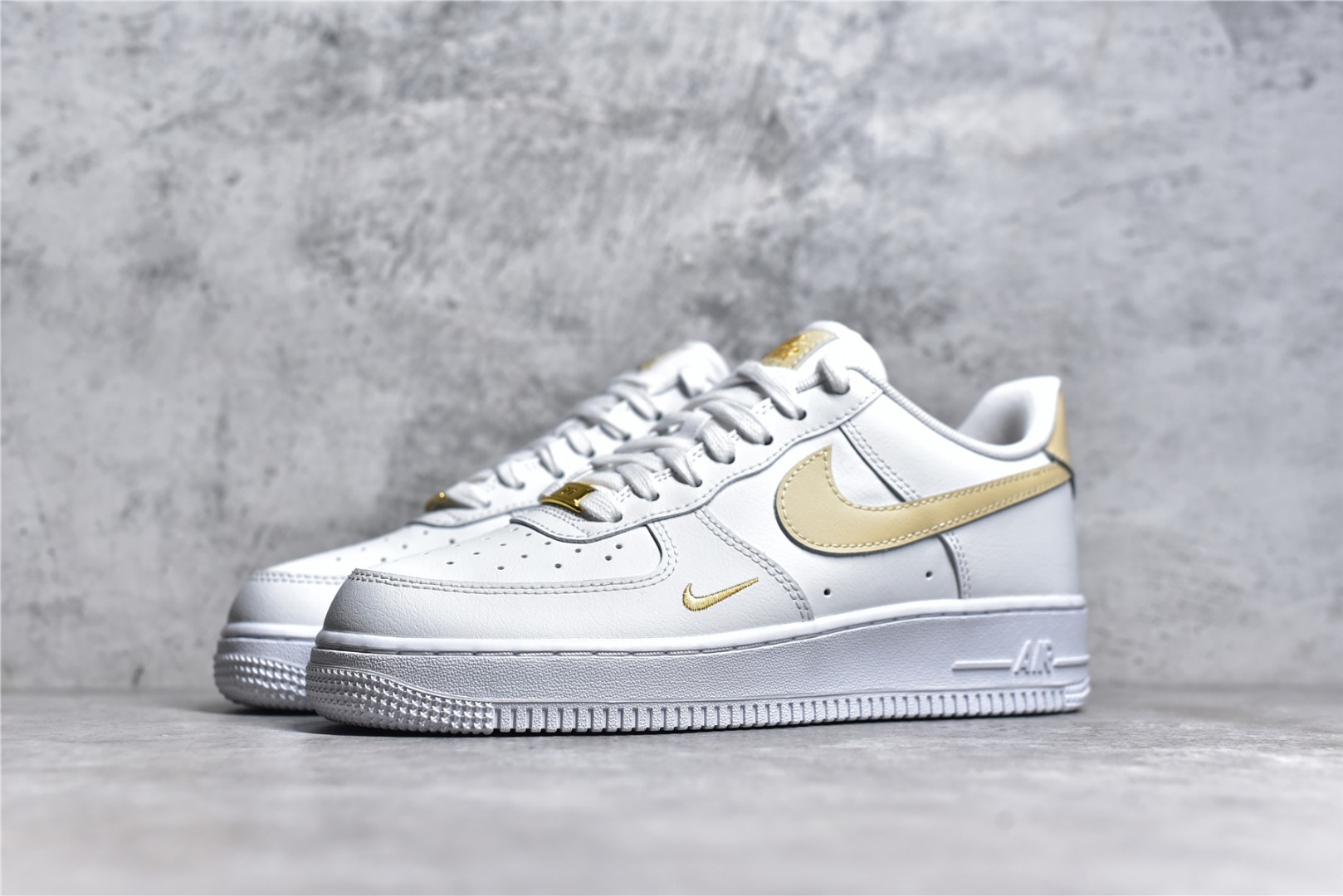 Кроссовки Air Force 1 07 Essential CZ0270-105 фото 2