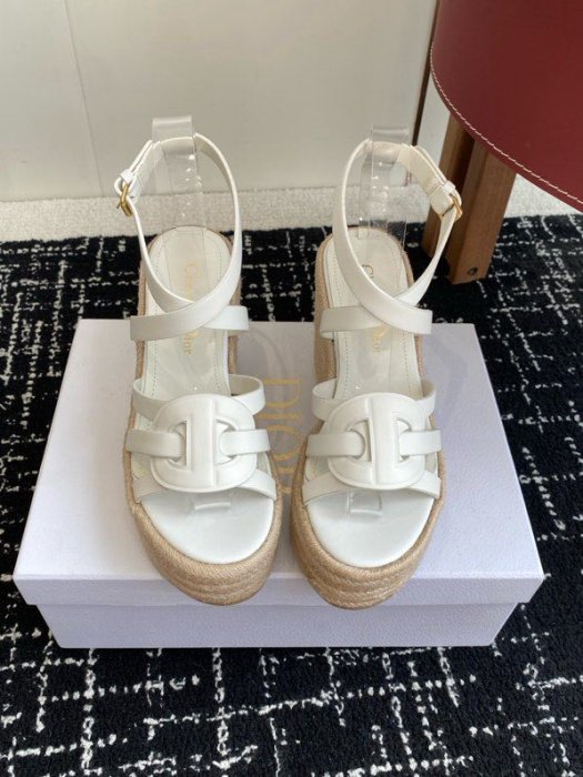 Sandals on platform
