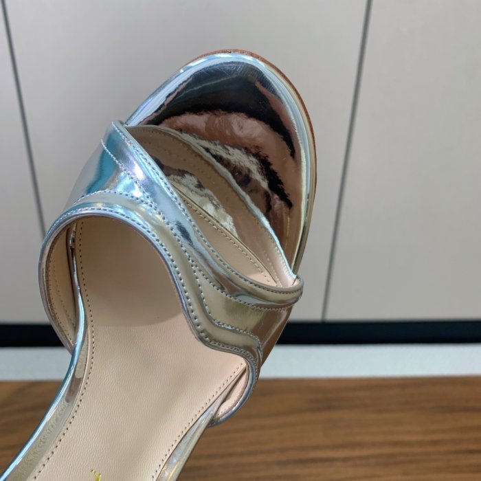 Босоножки фото 5