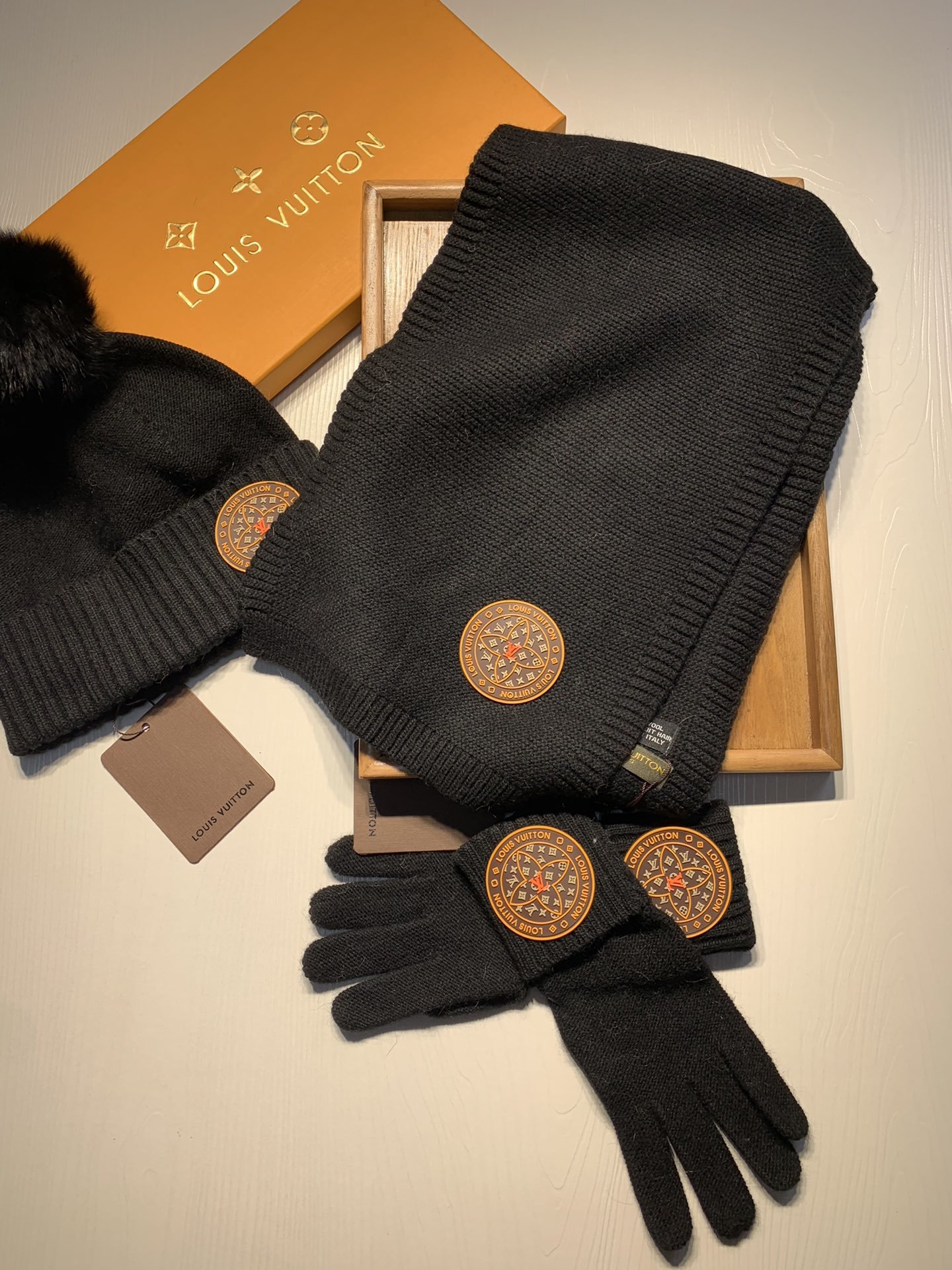 Шерстяной комплект шапка, перчатки и шарф фото 3