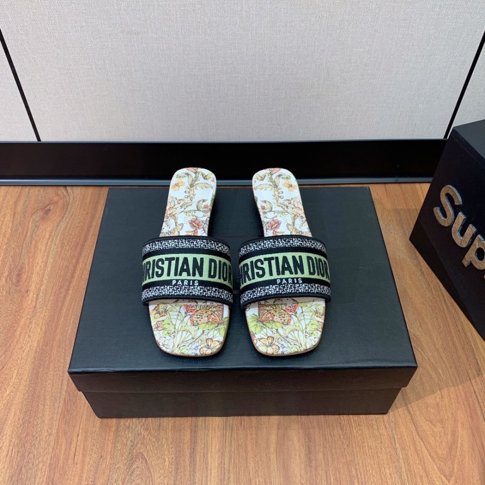 Шлепанцы женские фото 9