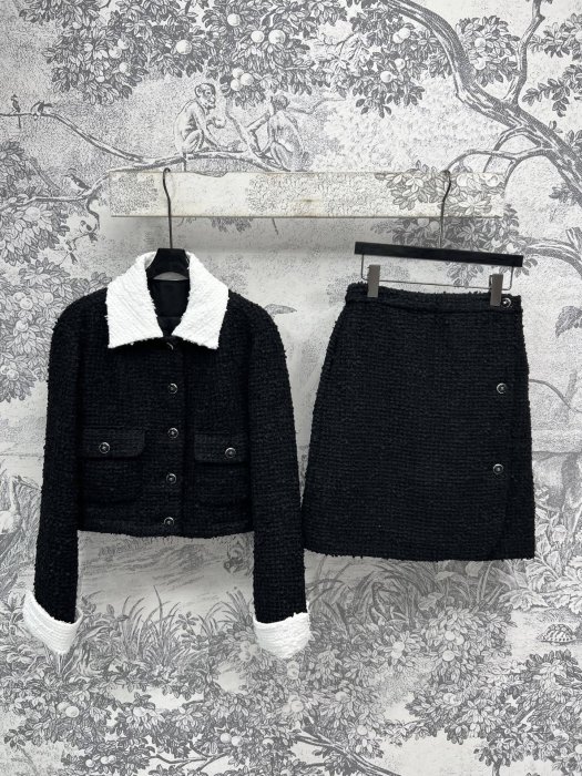 Костюм жіночий