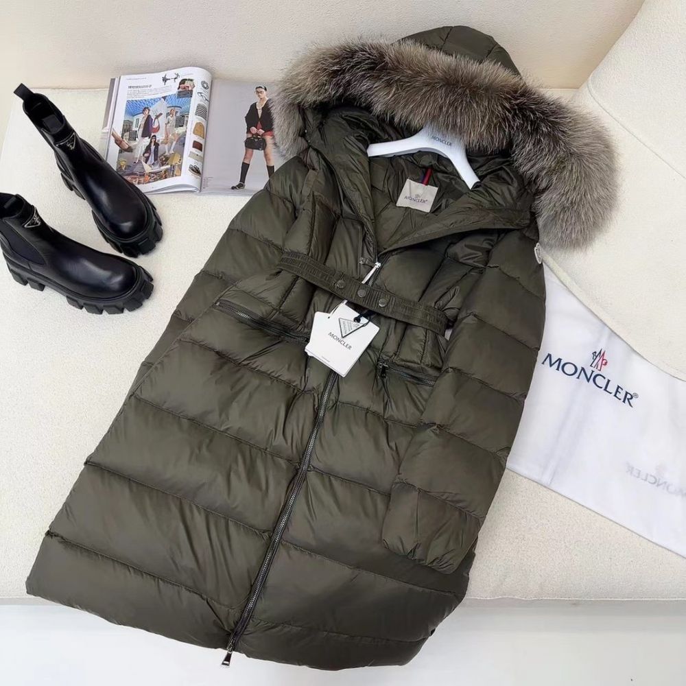 A long female Down jacket from hood of fur raccoon фото 5