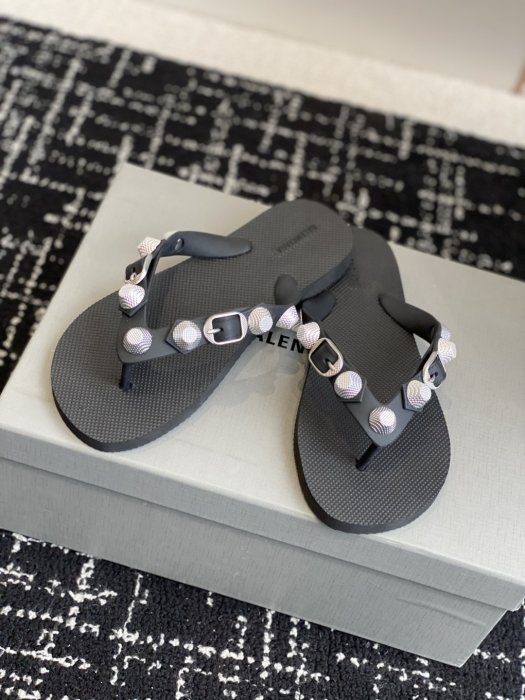 Шлепанцы женские фото 5