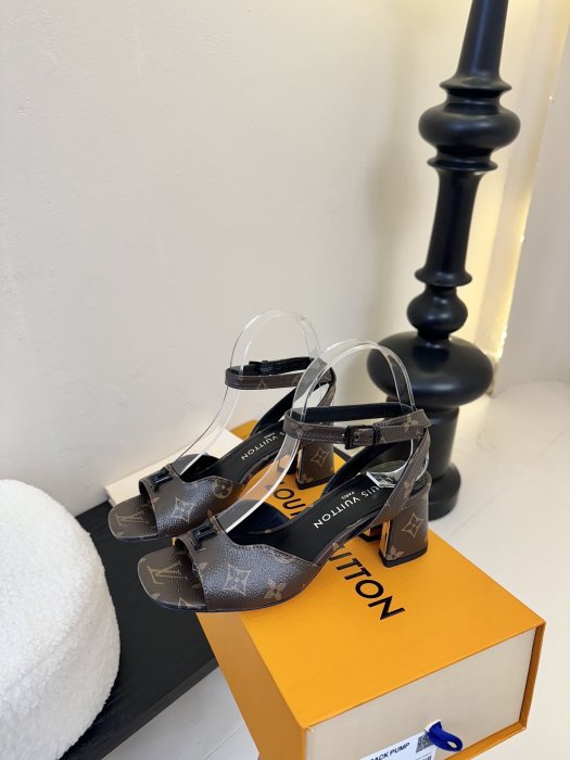 Босоножки фото 5