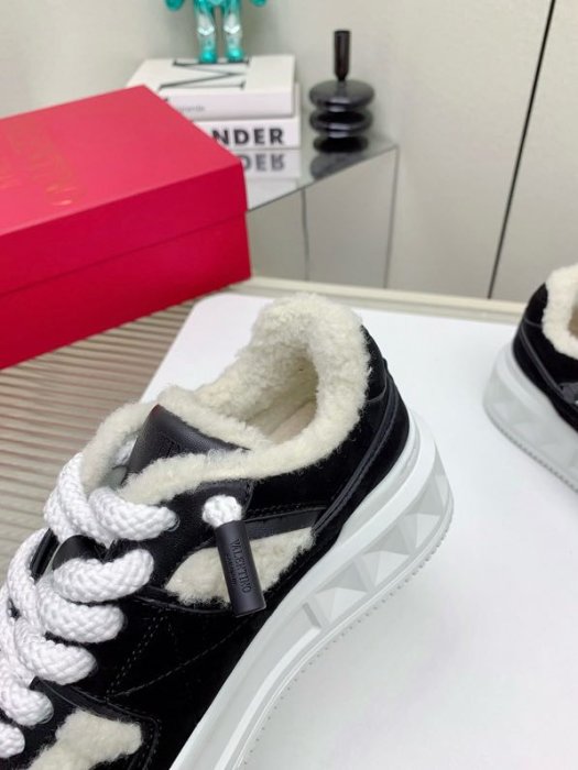 Sneakers on fur winter фото 2