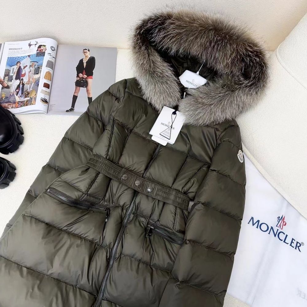 A long female Down jacket from hood of fur raccoon фото 2