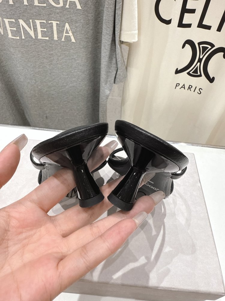 Шлепанцы женские фото 8