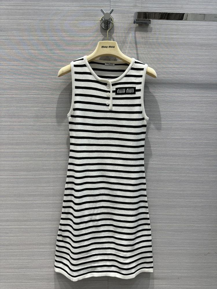 Вязаное dress at black-white strip