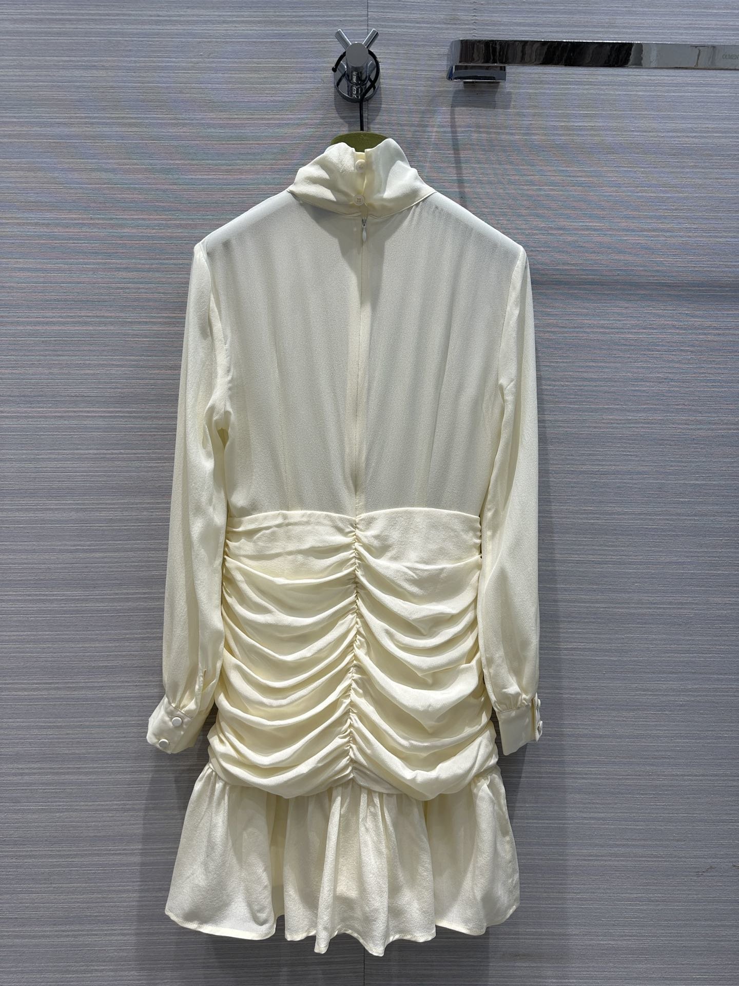 Элегантное шелковое белое платье фото 8