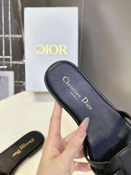 Шлепанцы женские фото 7