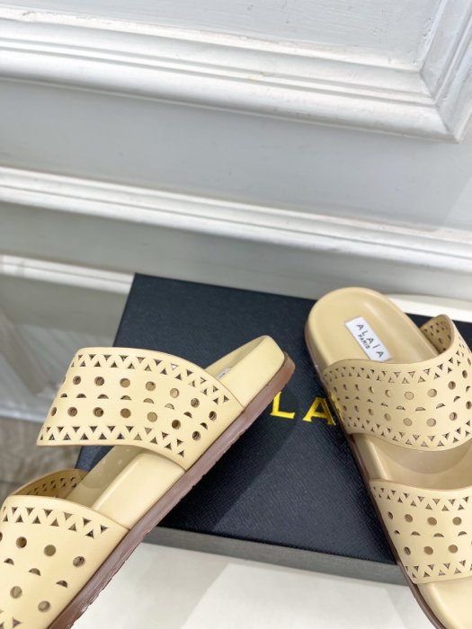 Шлепанцы женские фото 7