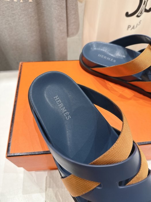 Шлепанцы женские фото 6