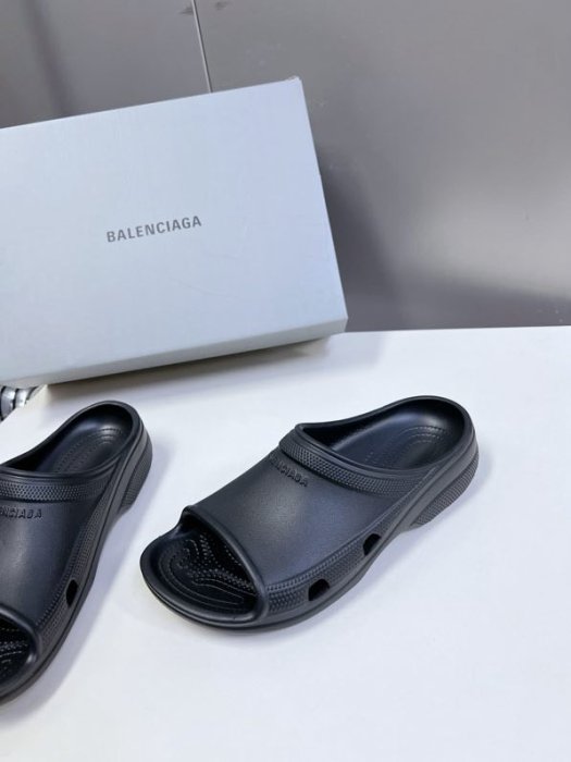 Шлепанцы женские фото 9