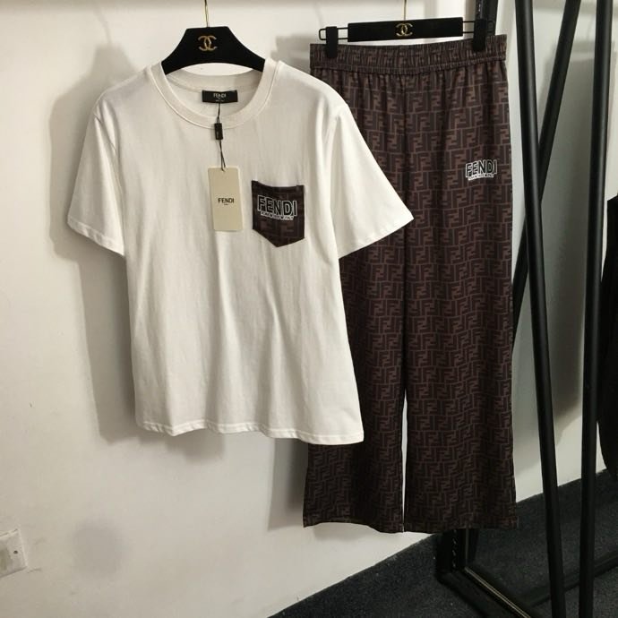 Костюм жіночий