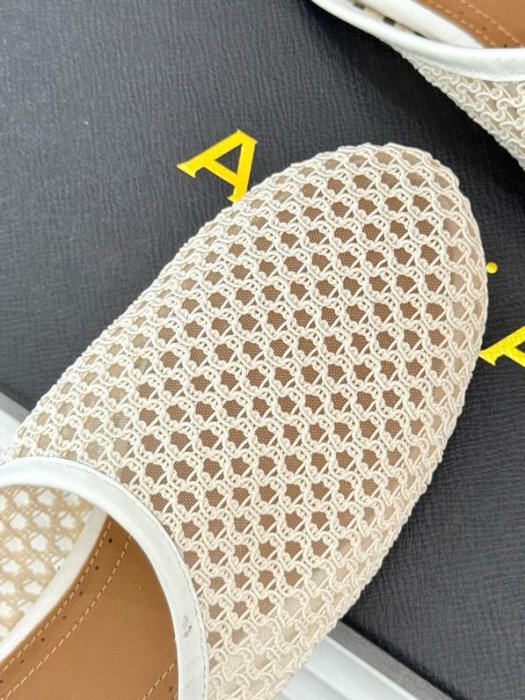 Шлепанцы женские фото 8