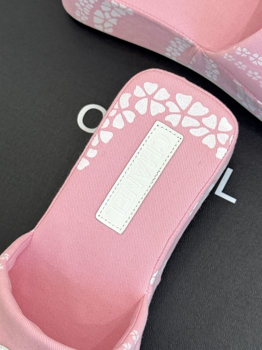 Шлепанцы женские фото 8