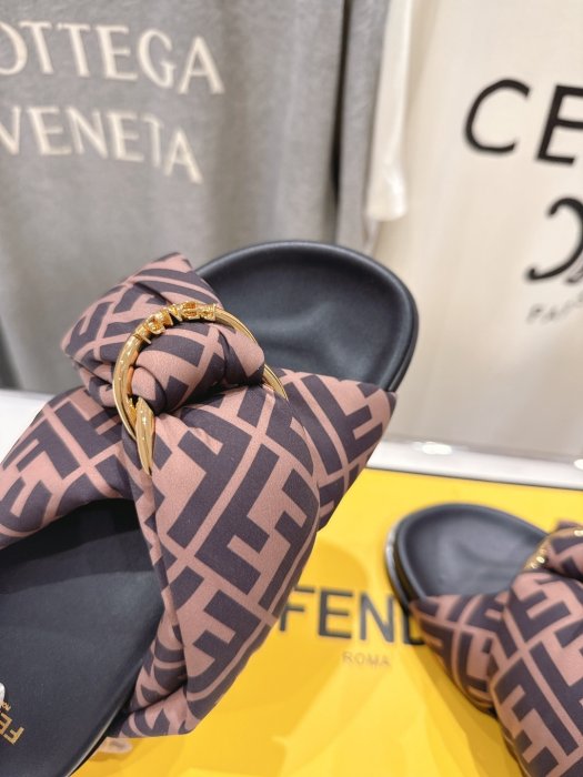 Шлепанцы женские фото 7