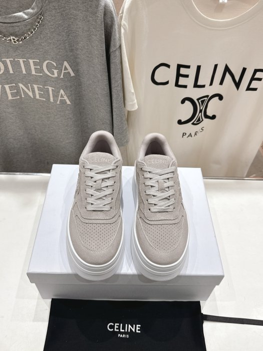 Кроссовки женские