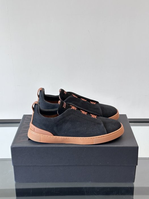 Кросівки чоловічі