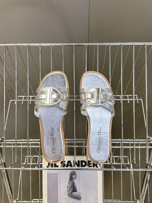 Шлепанцы женские фото 6