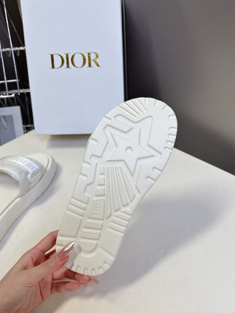 Шлепанцы женские фото 9