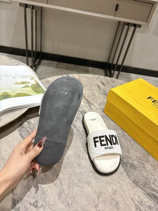 Шлепанцы женские фото 3