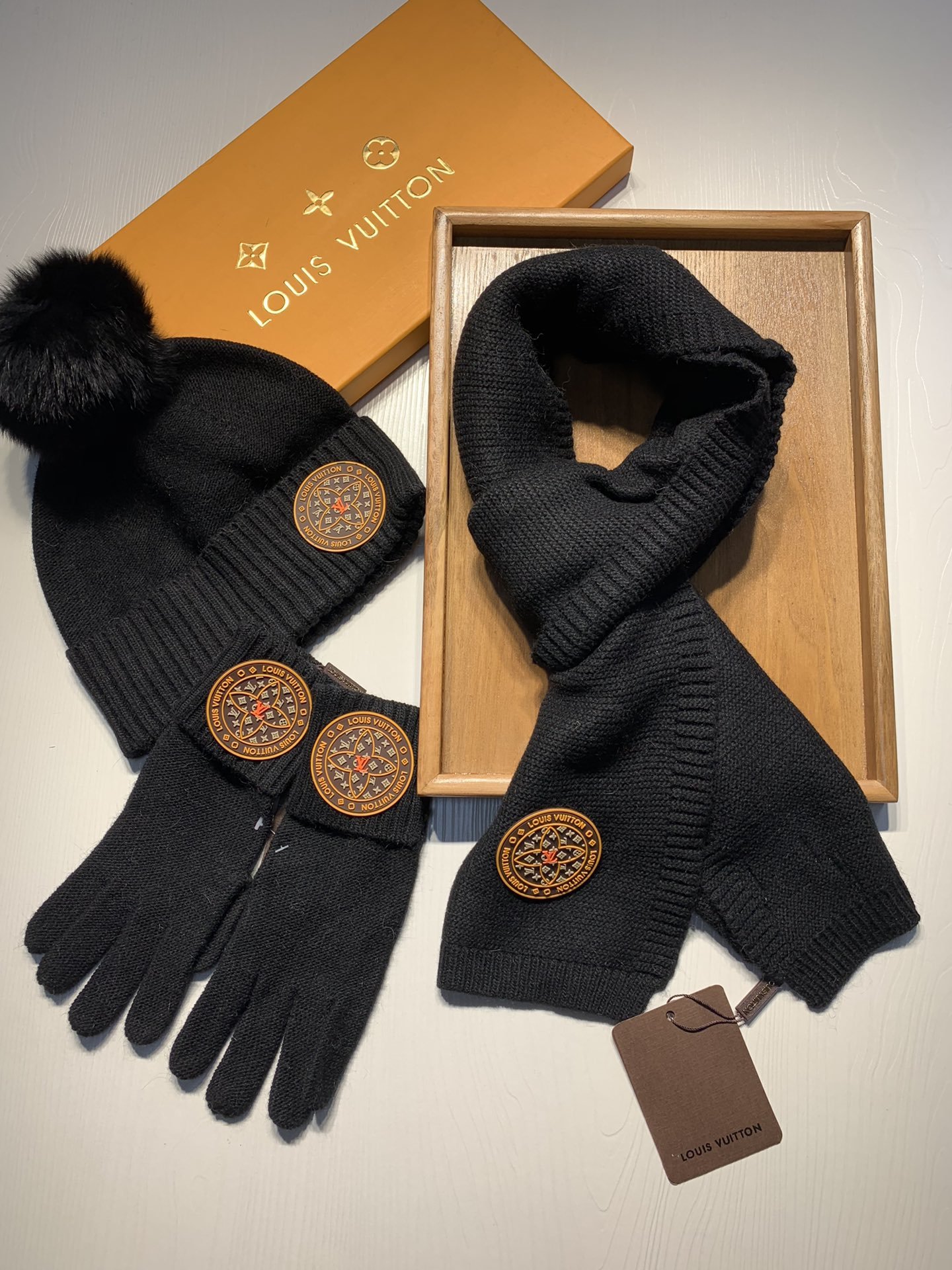 Woolen set a cap, gloves and scarf фото 5