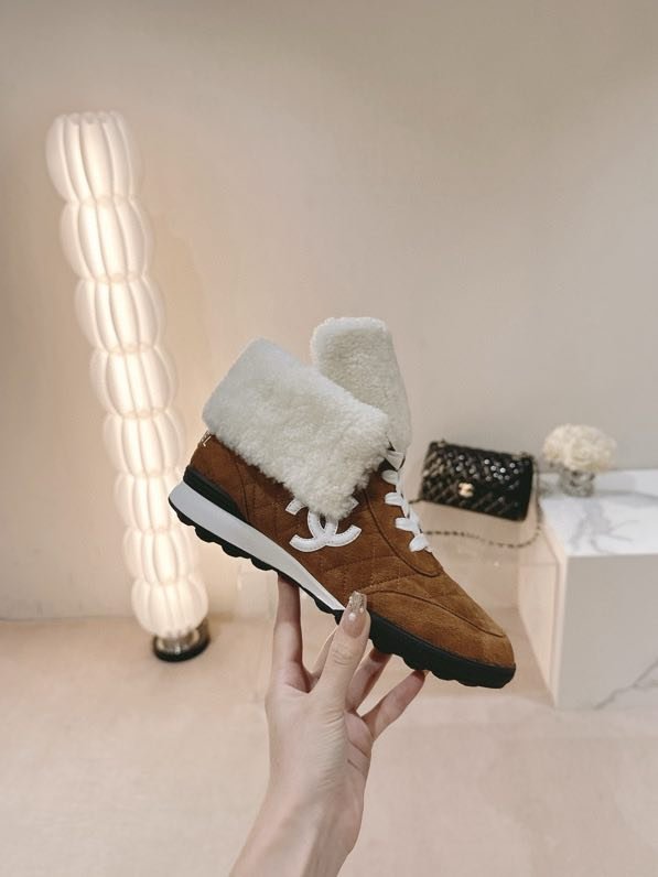 Sneakers women's on fur winter фото 2