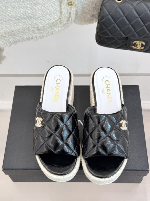 Шлепанцы женские фото 4