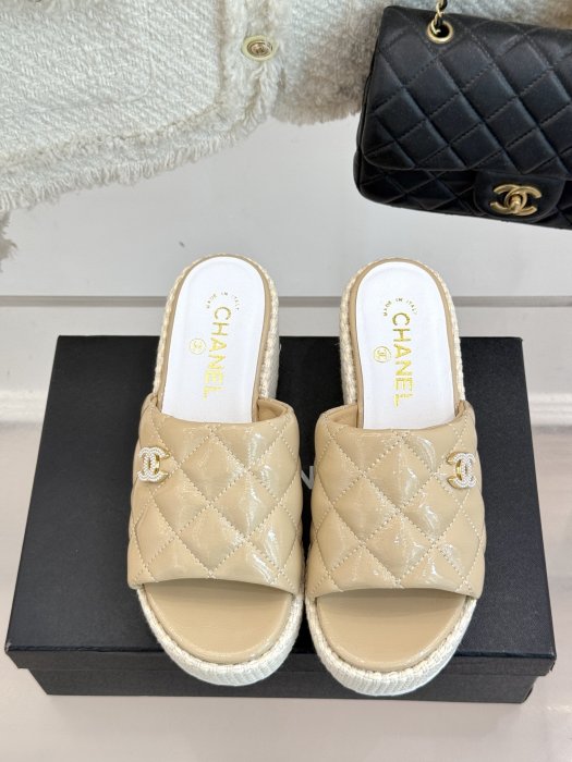 Шлепанцы женские фото 4