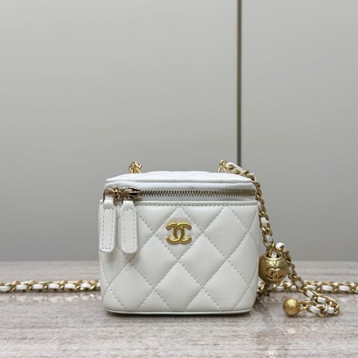 A bag beautician golden ball