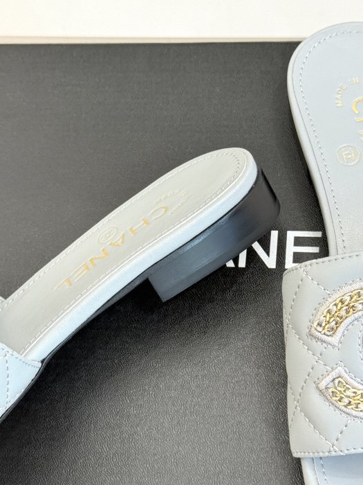 Шлепанцы женские фото 6