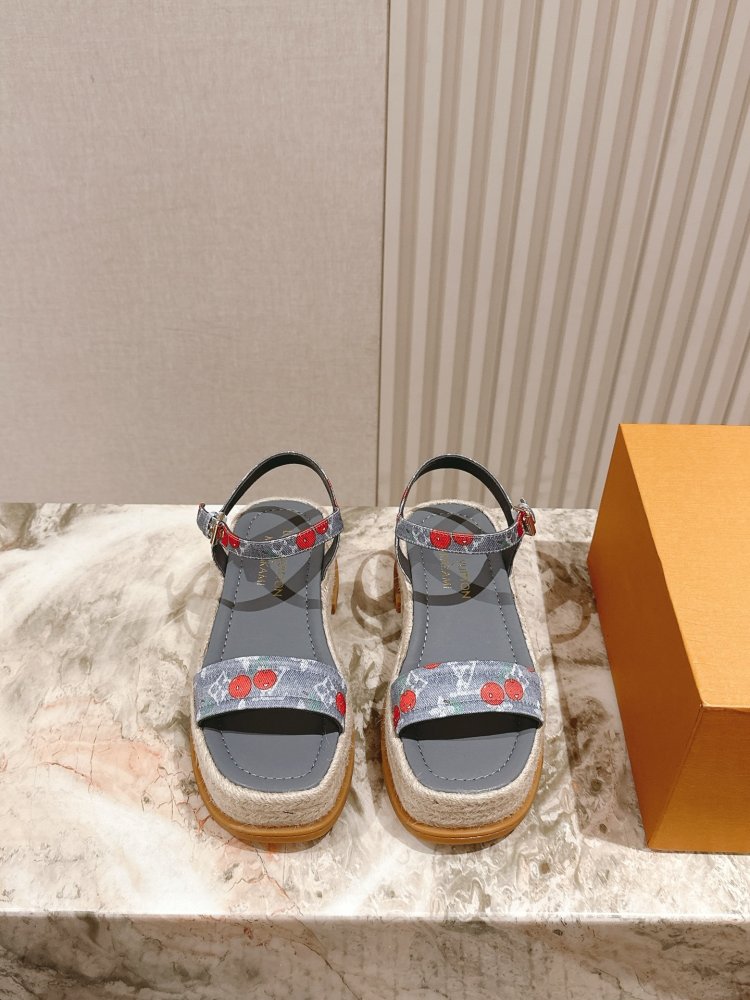 Сандалі жіночі