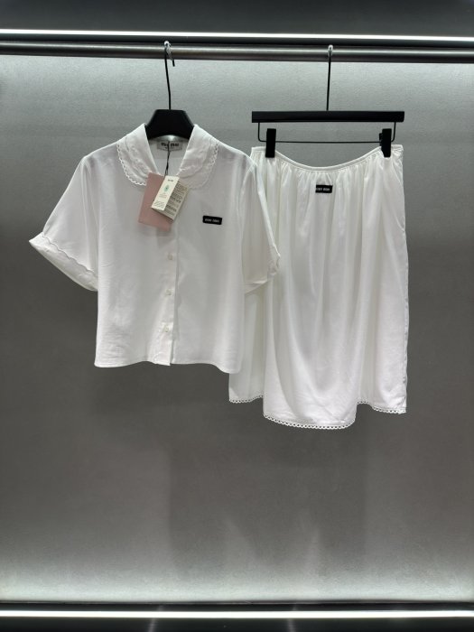 Костюм жіночий