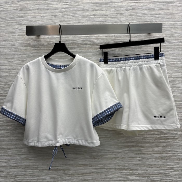 Костюм женский