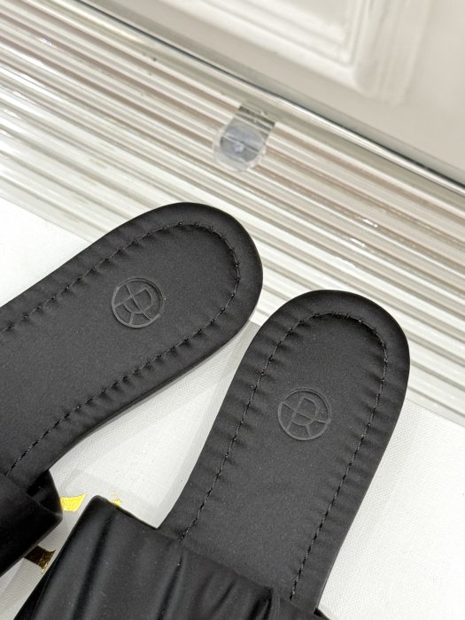 Шлепанцы фото 8