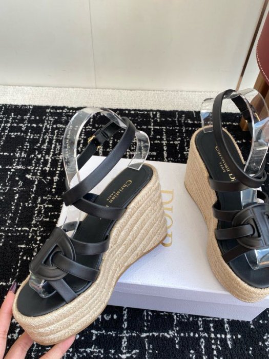 Sandals on platform фото 3
