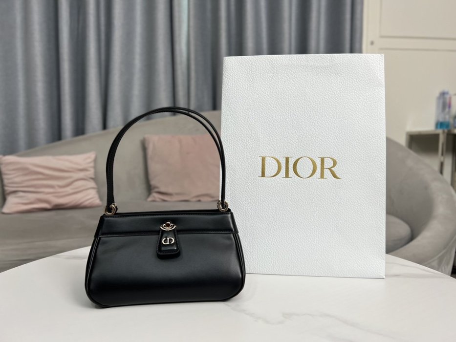 A bag women's DIOR KEY 22 cm