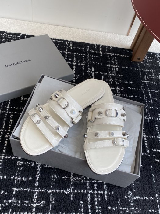 Шлепанцы женские фото 5