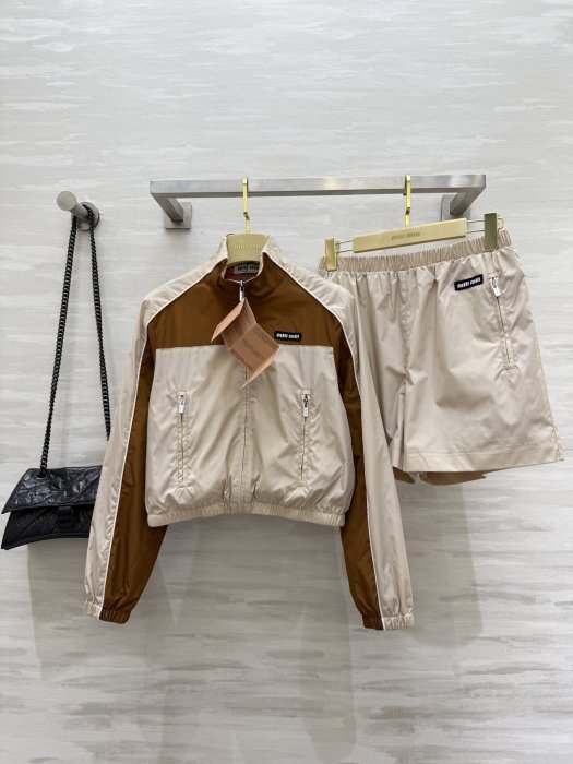 Костюм женский