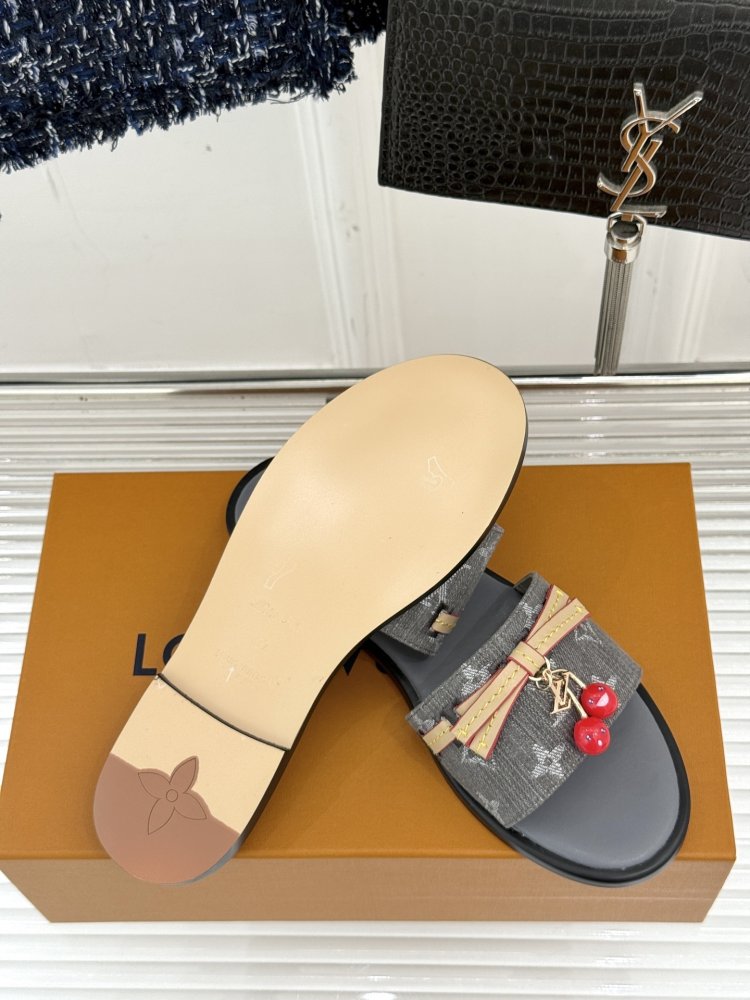 Шлепанцы женские фото 9